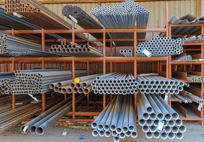 Tubería de acero organizada en almacén industrial